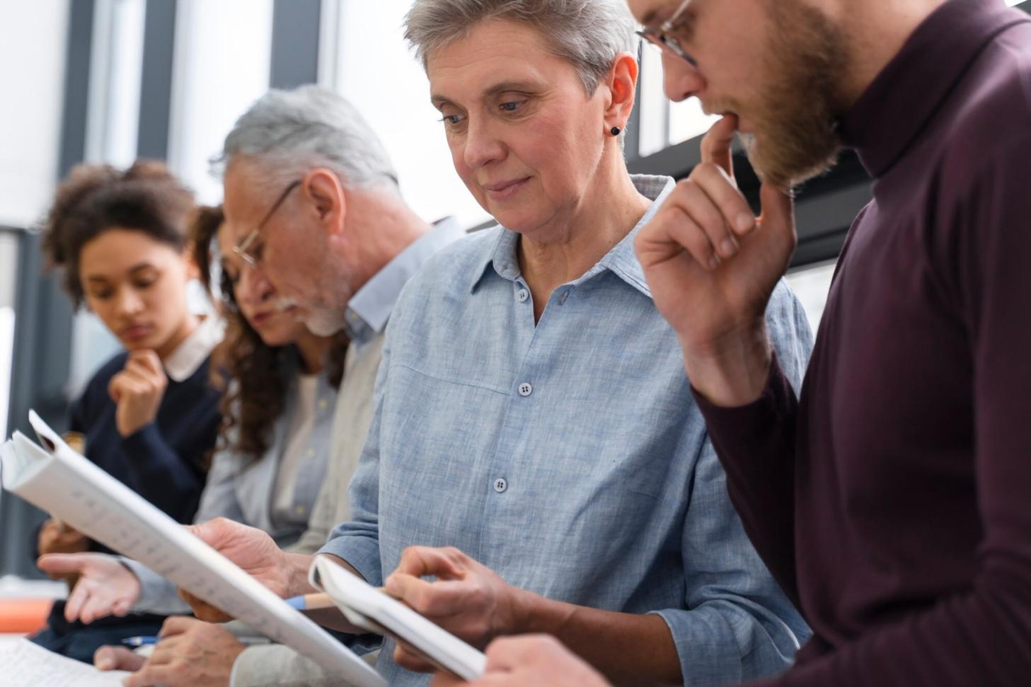 Teilnehmer beim gemeinsamen Erarbeiten von Budget-Strategien
